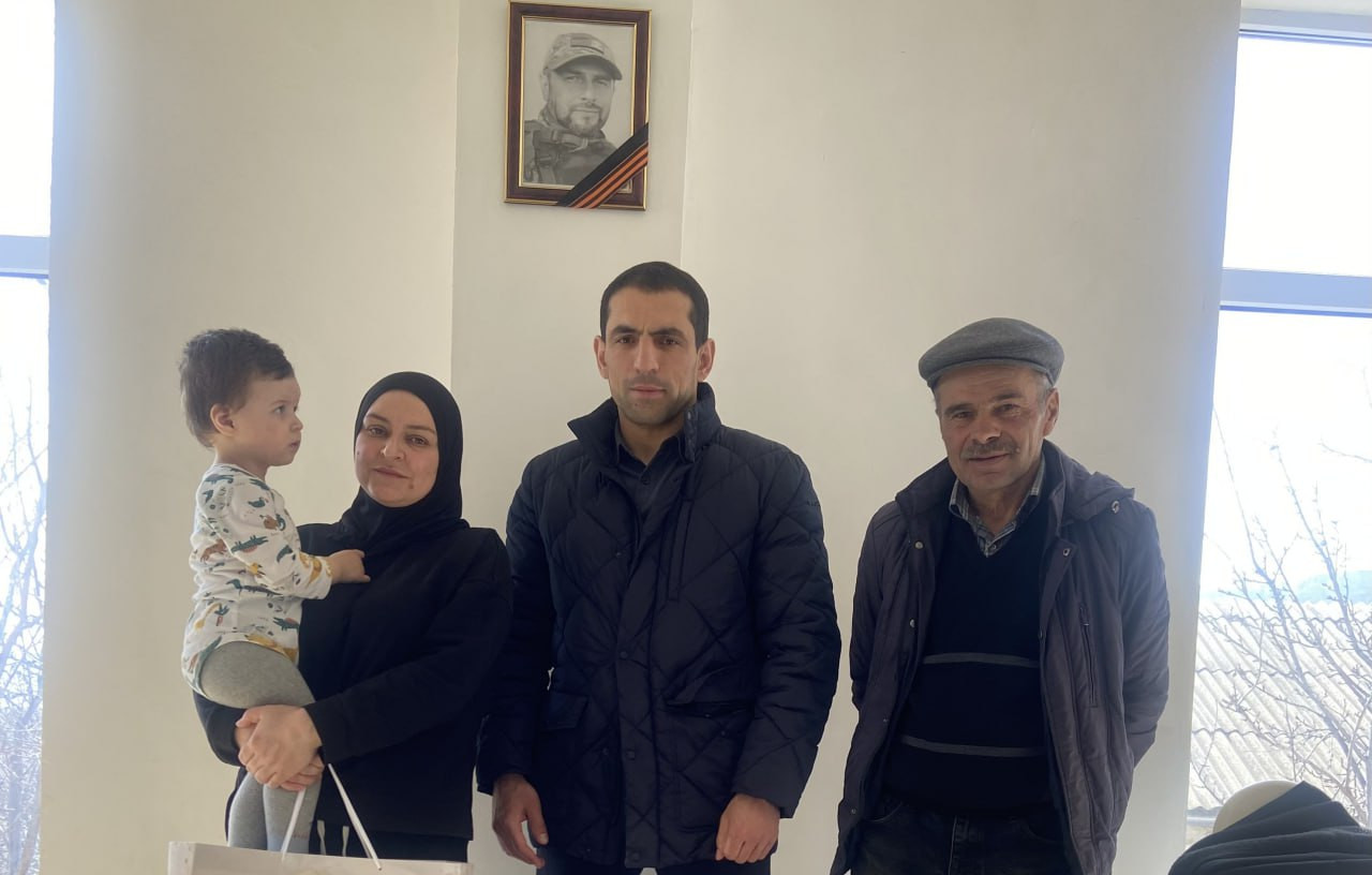 Посетили жен и матерей солдат перед 8 марта.